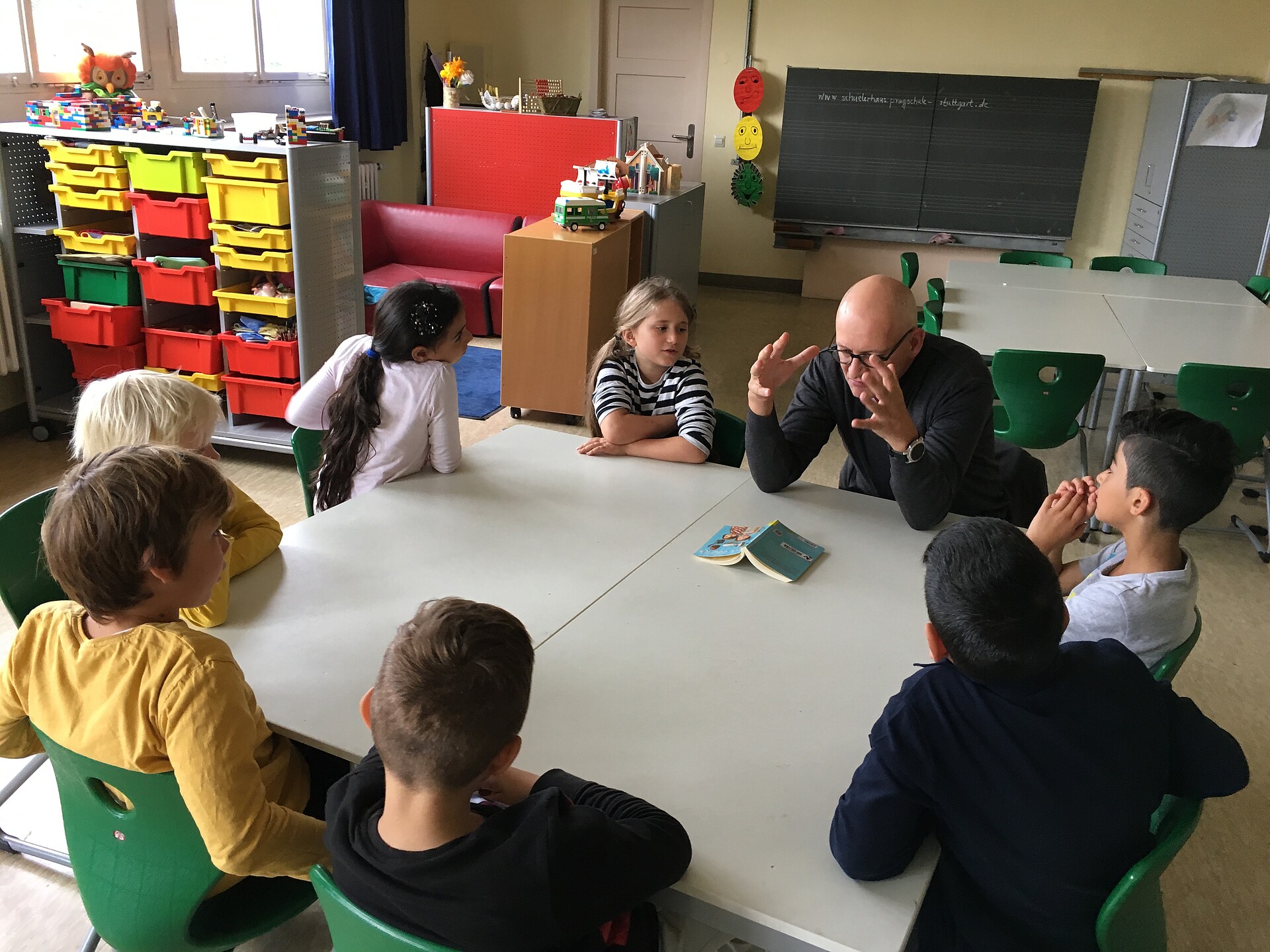 Bürgermeister und Stadträte lesen vor Stuttgart leseohren