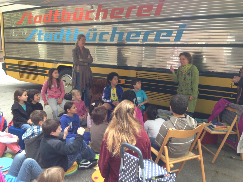 Vorlesen vor dem buecherbus